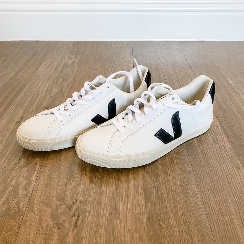 Brand new, never worn black and white Vejas - size 10